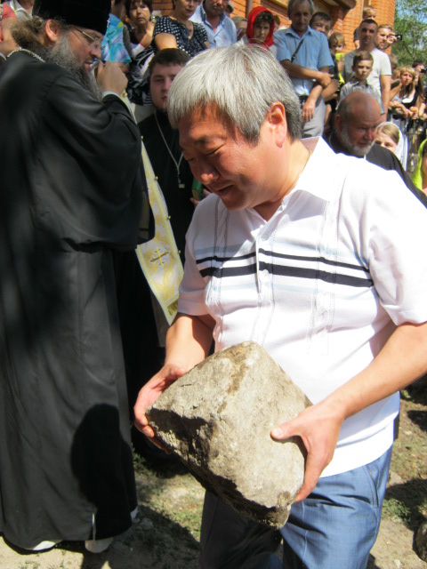 Син с каменюкой